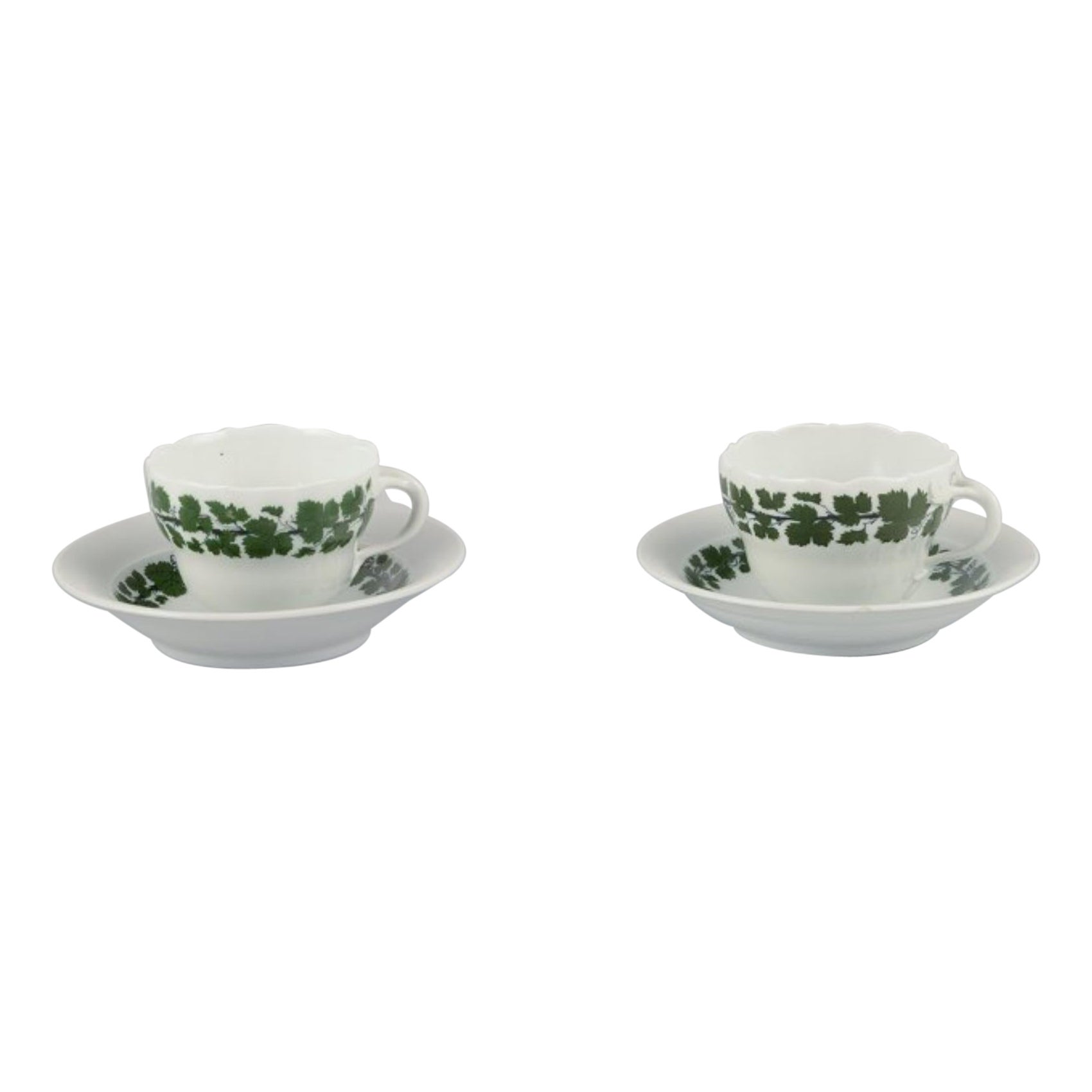 Meissen, Alemania, Viña de hiedra verde, dos grandes tazas de café de porcelana con platillos.