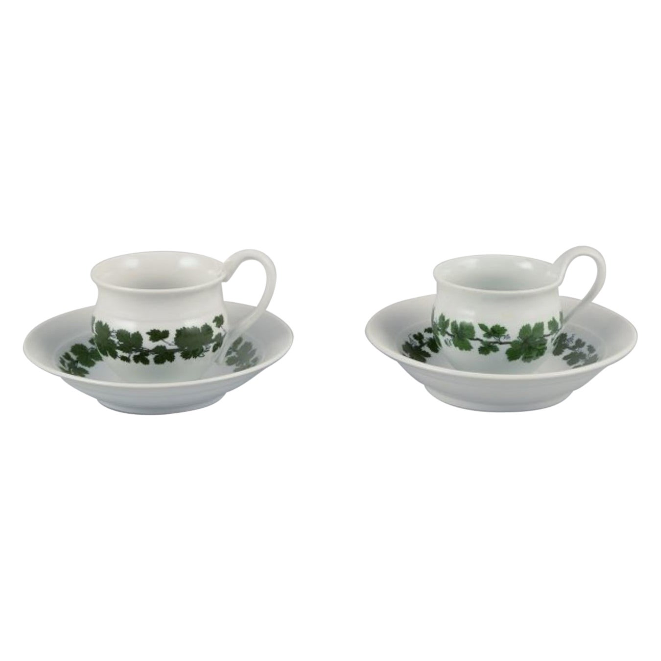 Meissen, Alemania, Vid de hiedra verde, dos tazas de café con asas altas y platillos.