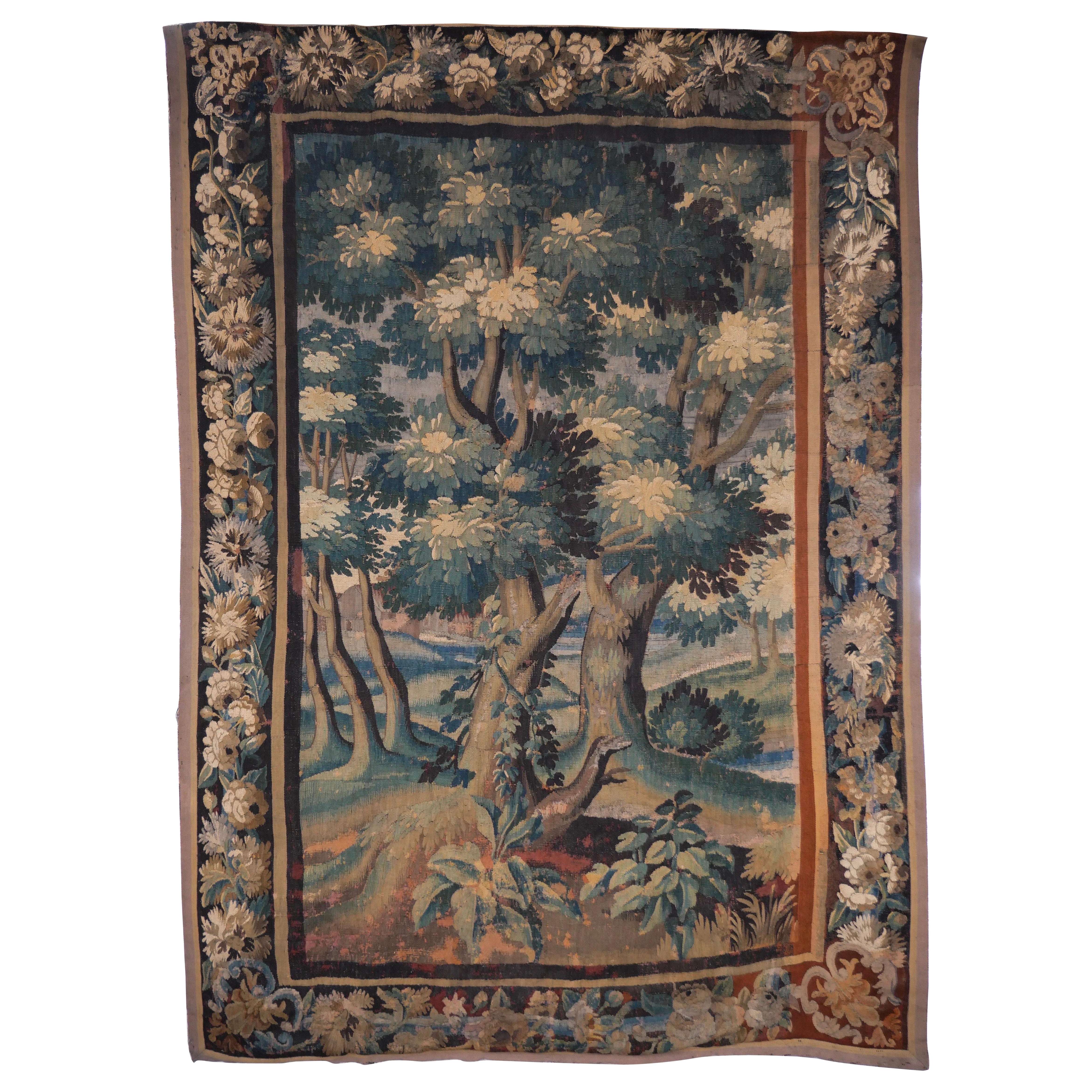 Enorme tapiz de Verdure Aubusson de principios del siglo XVIII