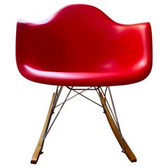 Silla mecedora de plástico Vitra Eames RE RAR de Charles and Ray Eames
