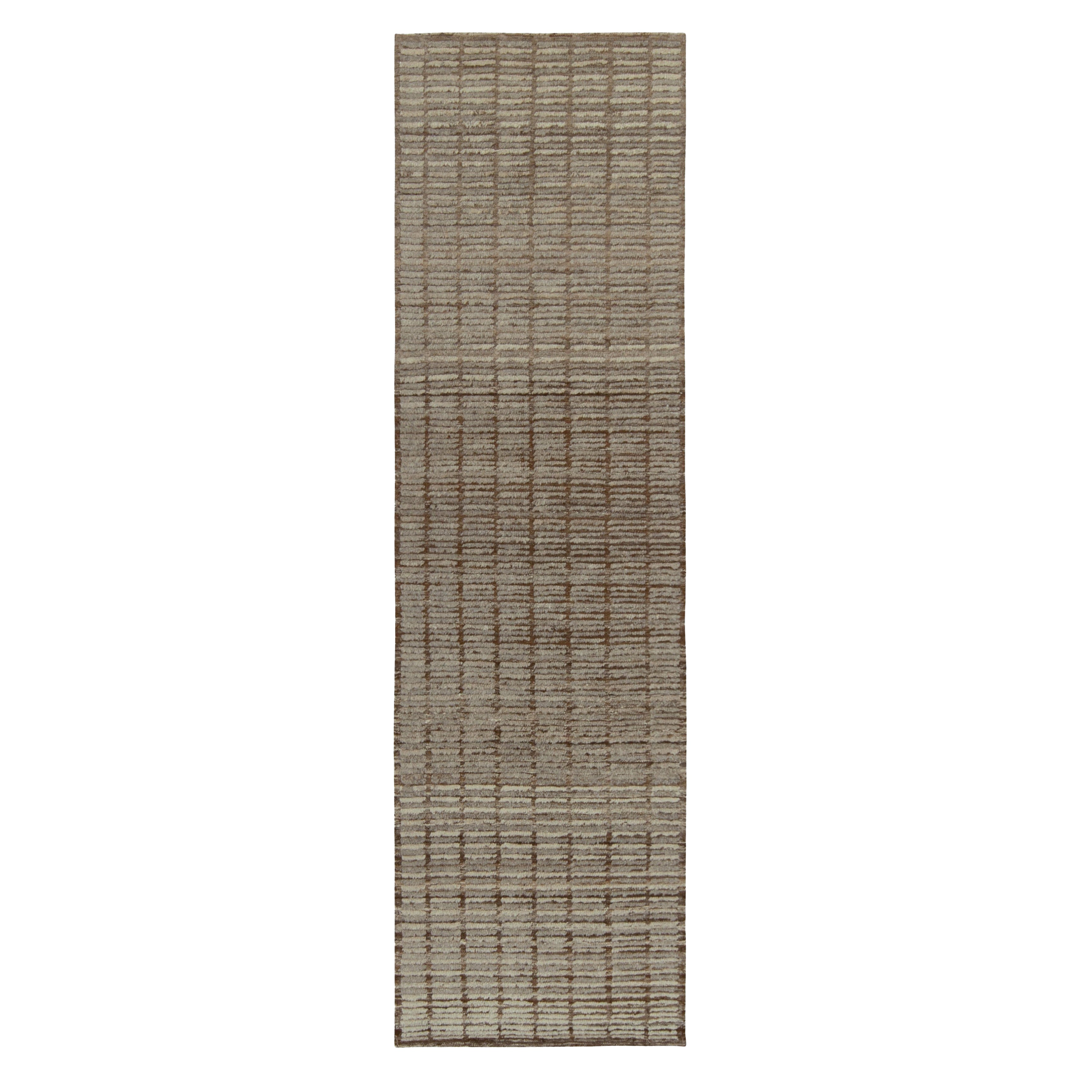 Marokkanischer Läufer von Rug & Kilim in braunen und grauen High-Low-Streifen