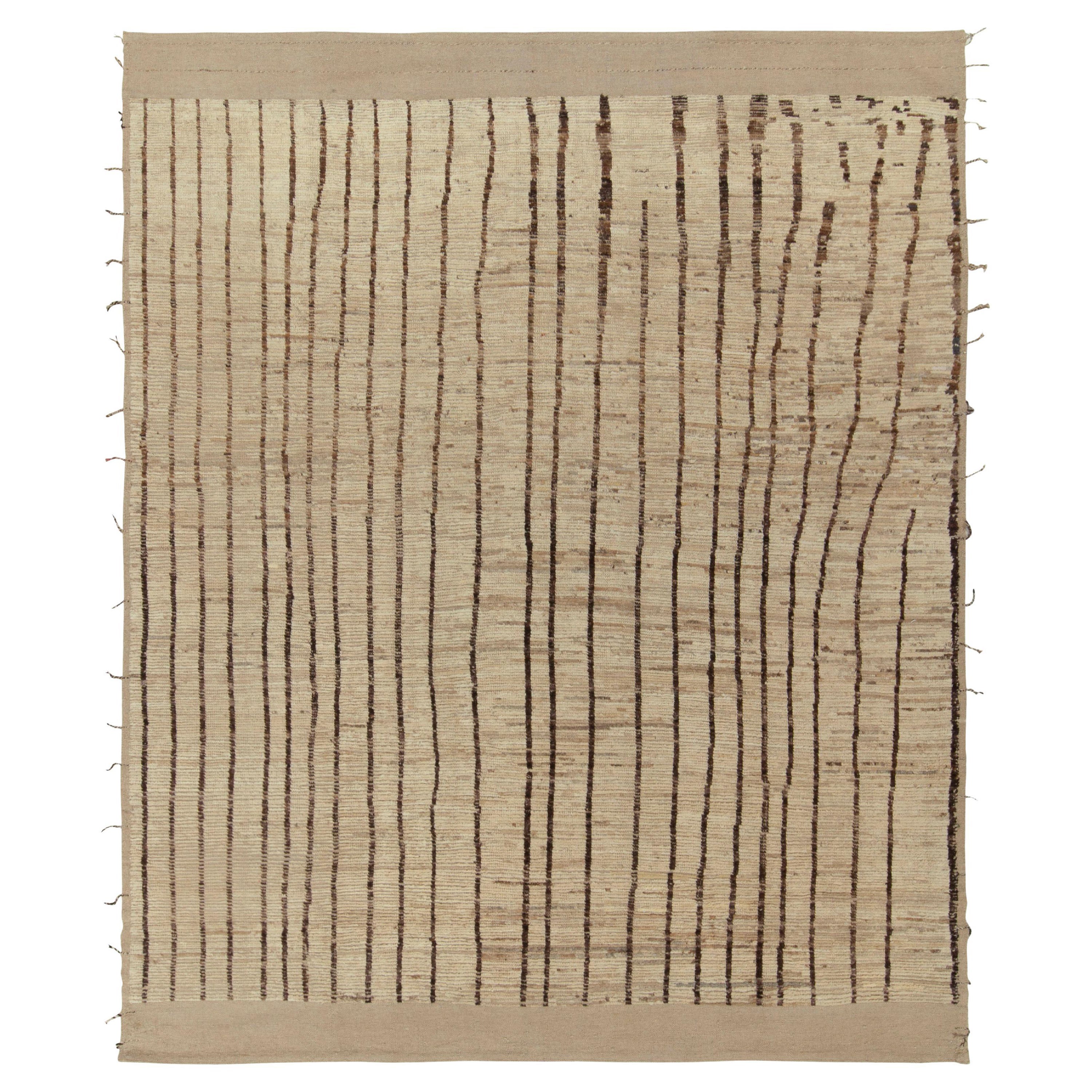 Tapis de style marocain contemporain de Rug & Kilim en beige, rayures brunes