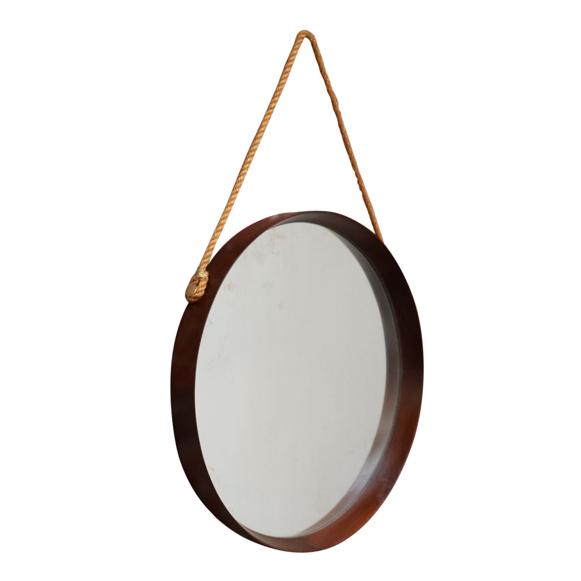 Specchio da parete italiano modernista rotondo in noce con cinturino in corda e accenti in ottone