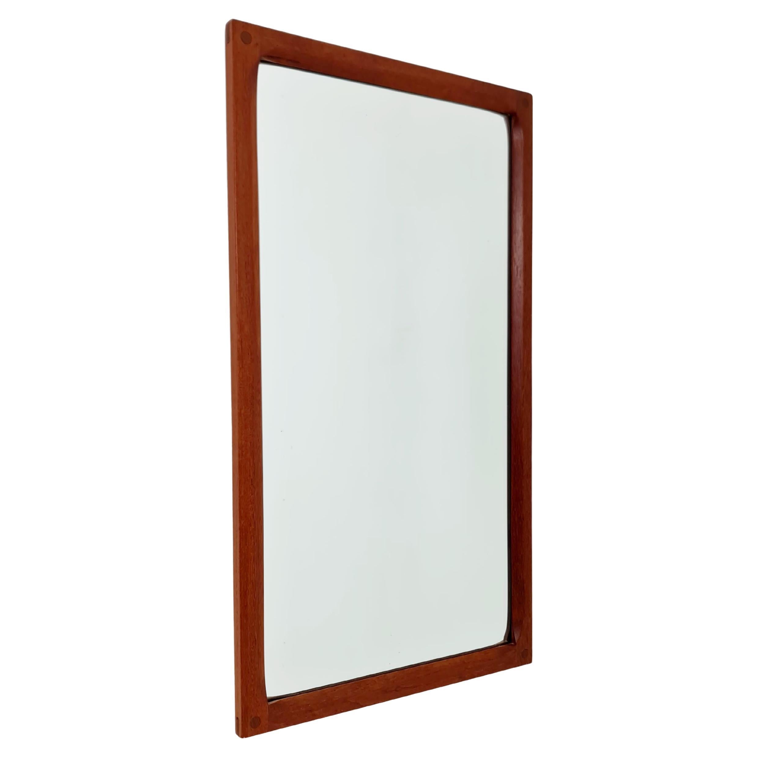 Espejo de pared danés de madera de teca de la modernidad de mediados de siglo Por Aksel Kjersgaard, años 60 en venta