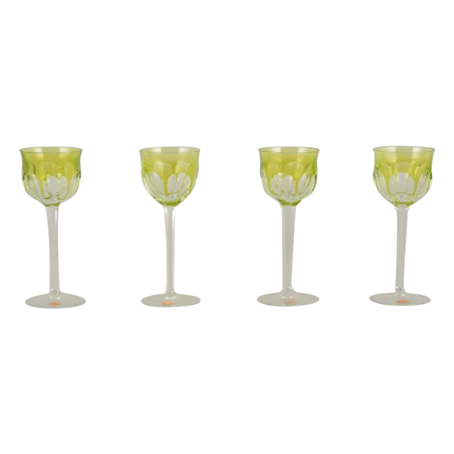 Moser, República Checa. Cuatro copas altas de vino blanco en cristal transparente y verde