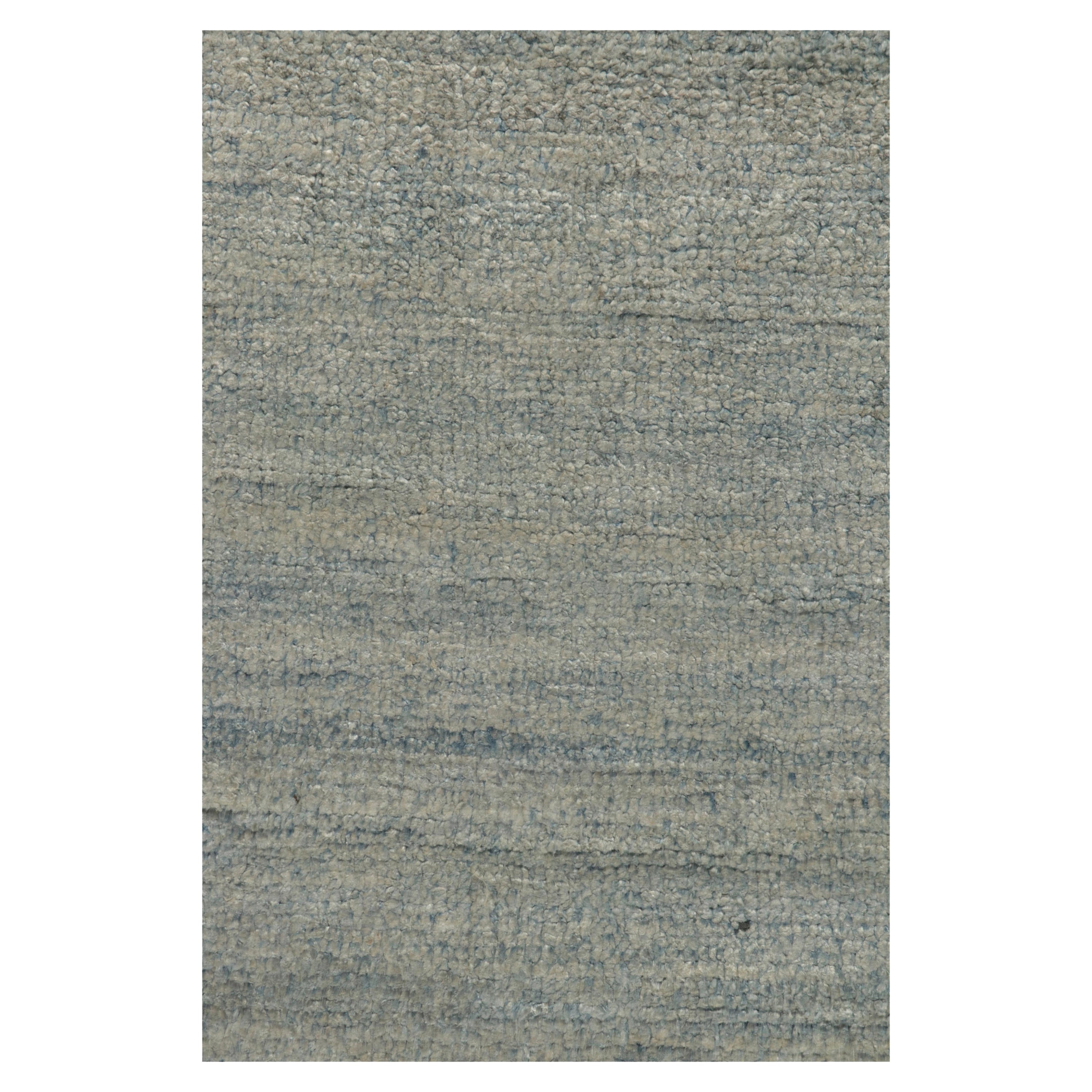 Tapis de course contemporain noué à la main par Rug & Kilim en bleu simple et rayures grises