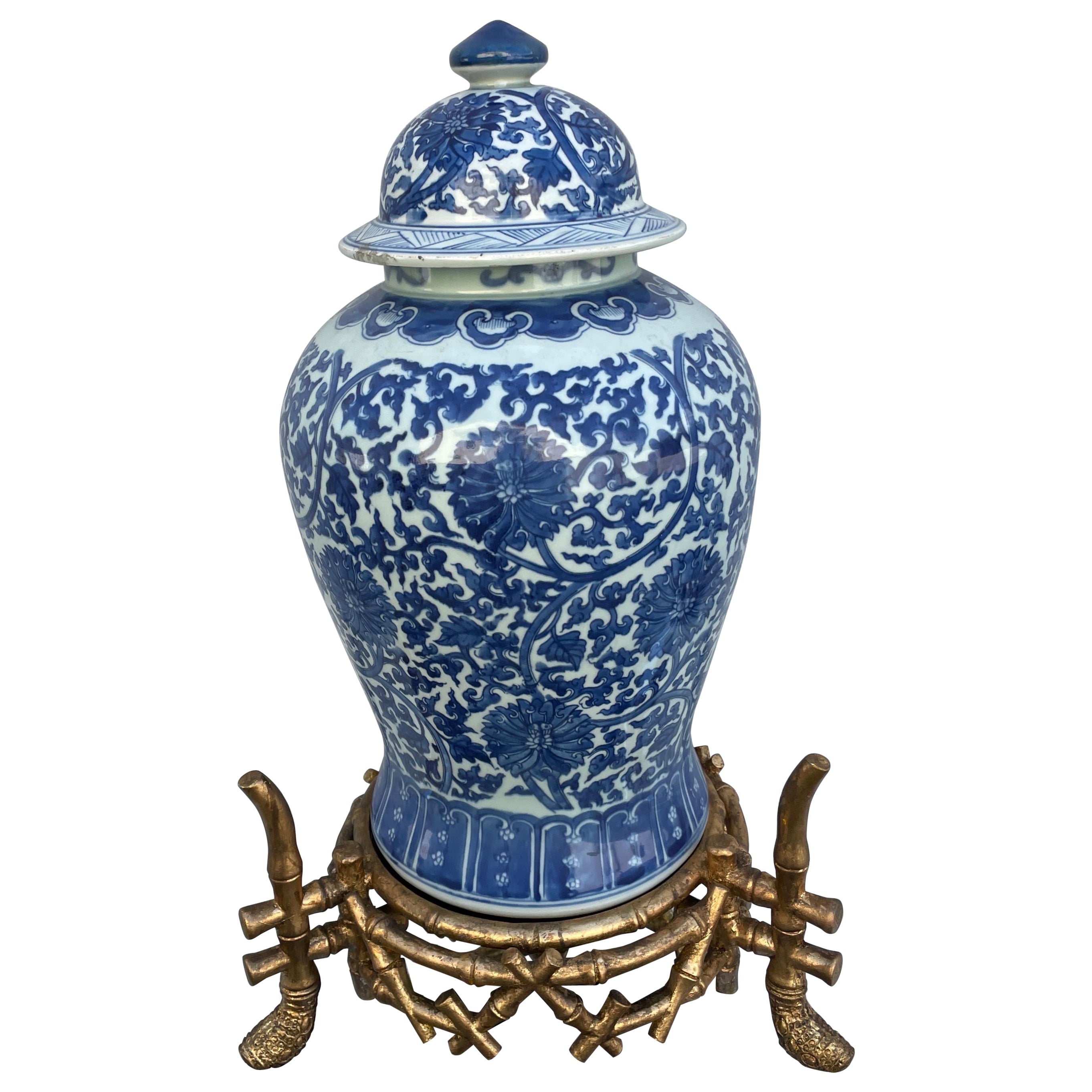Grande barattolo cinese vintage di zenzero bianco e blu su supporto dorato