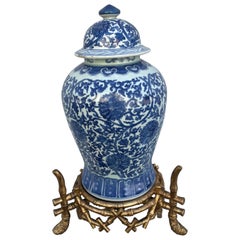Grande barattolo cinese vintage di zenzero bianco e blu su supporto dorato