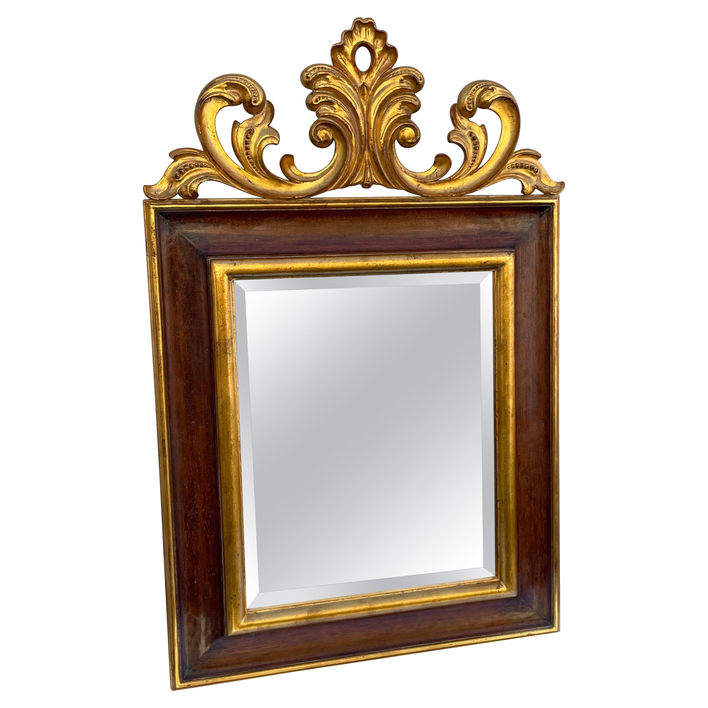 Miroir sculpté à la main par Dauphine Mirror Co. en vente