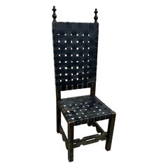Silla inglesa renacentista de respaldo alto con correas de cuero