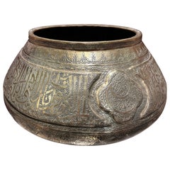 Vase en laiton de l'époque ottomane avec des vers gravés à la main du Coran et du cartouche
