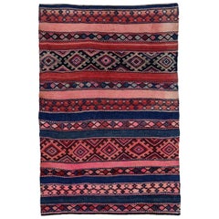 Petit tapis persan Kilim datant d'environ 1910, motif en laine bleu rose rouge - 91259