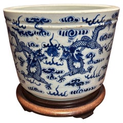 Grand vase chinois bleu et blanc de la période Qing