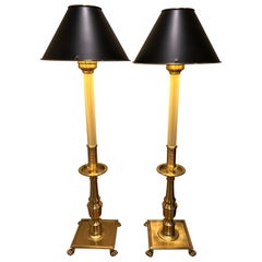 Eleganza della coppia di lampade da tavolo allungate in ottone spazzolato con paralumi in metallo nero