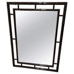Elegante espejo grande de madera ebonizada imitación bambú de John Widdicomb