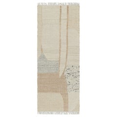 Titolo: Rug & Kilim è un tappeto a trama piatta con motivi geometrici color crema e beige.