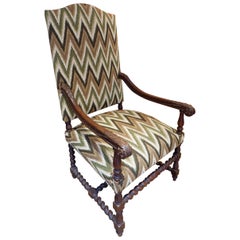 Paire de fauteuils en chêne sculpté avec volutes et tissu flammé.