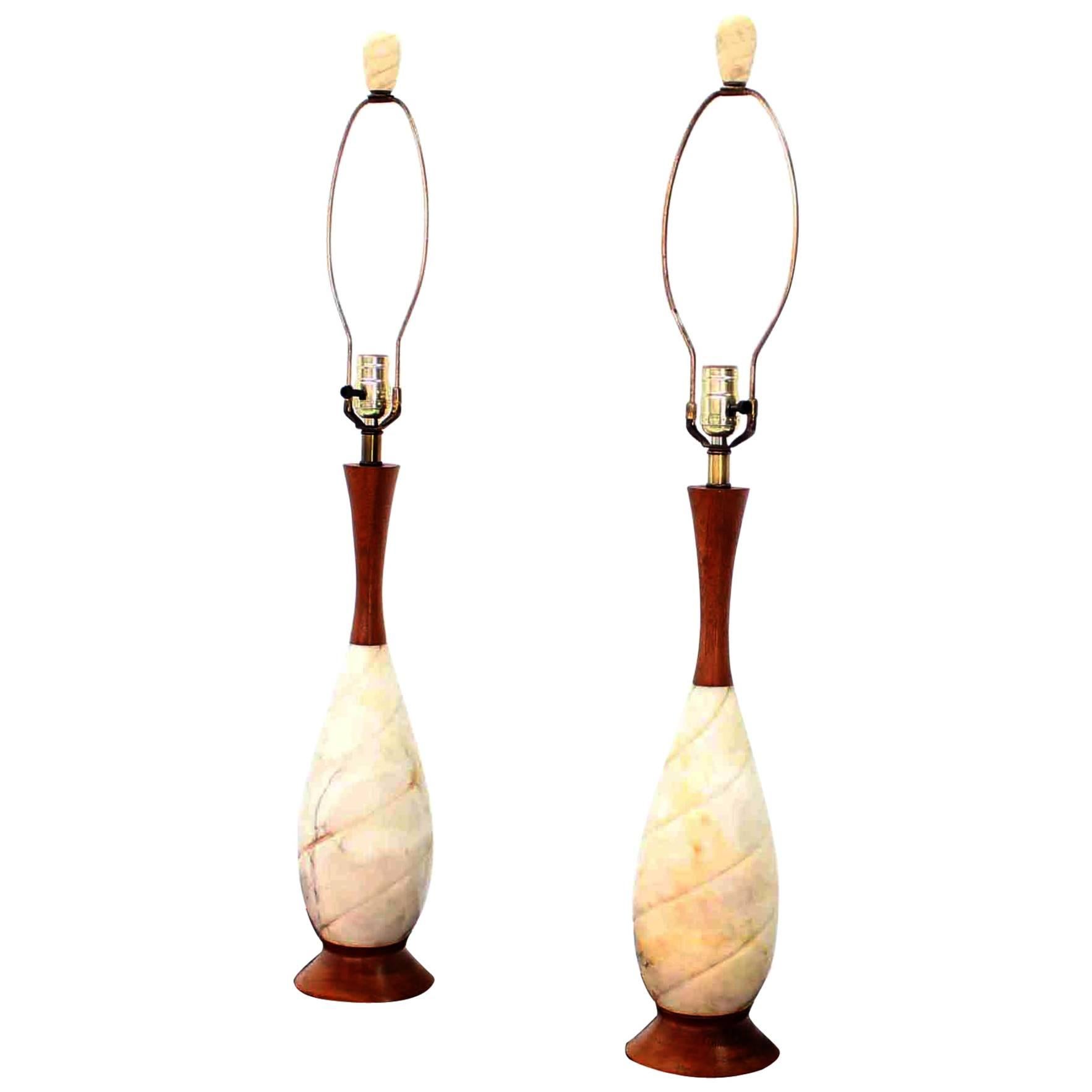 Paire de lampes de bureau de style mi-siècle moderne en onyx sculpté et noyer