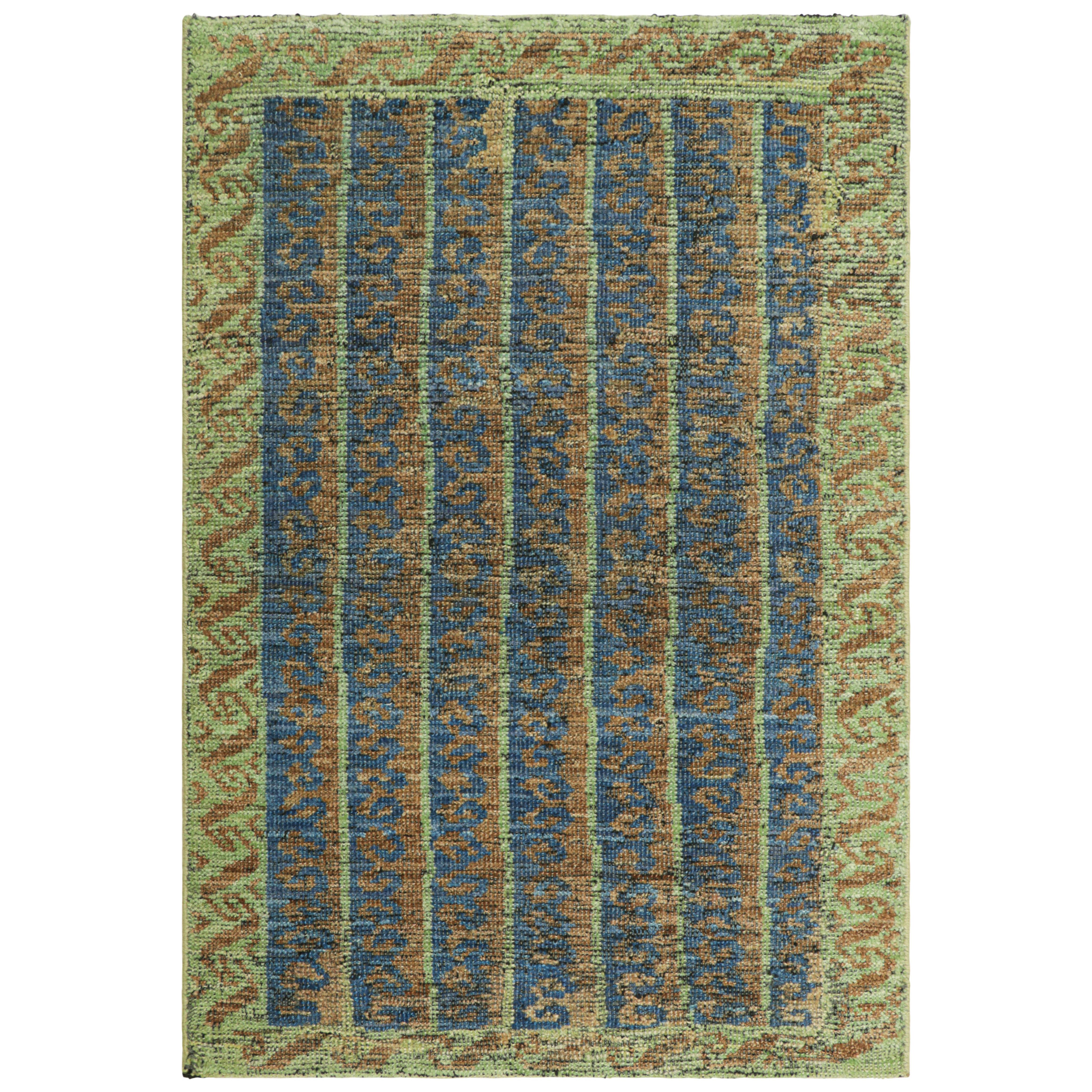Alfombra tribal de Rug & Kilim con motivos geométricos en azul, verde y marrón