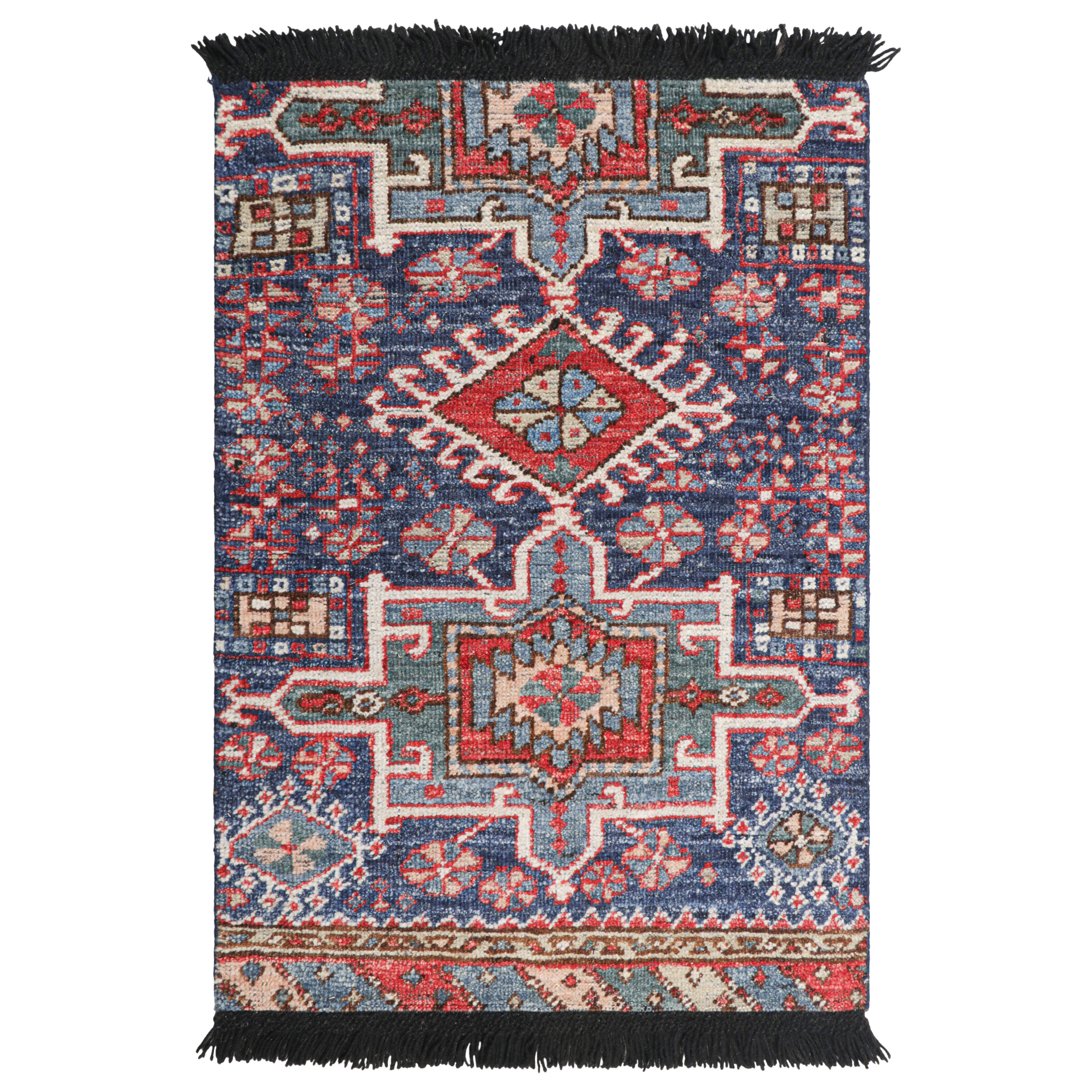 Alfombra tribal de Rug & Kilim en azul y rojo con motivos geométricos primitivistas en venta
