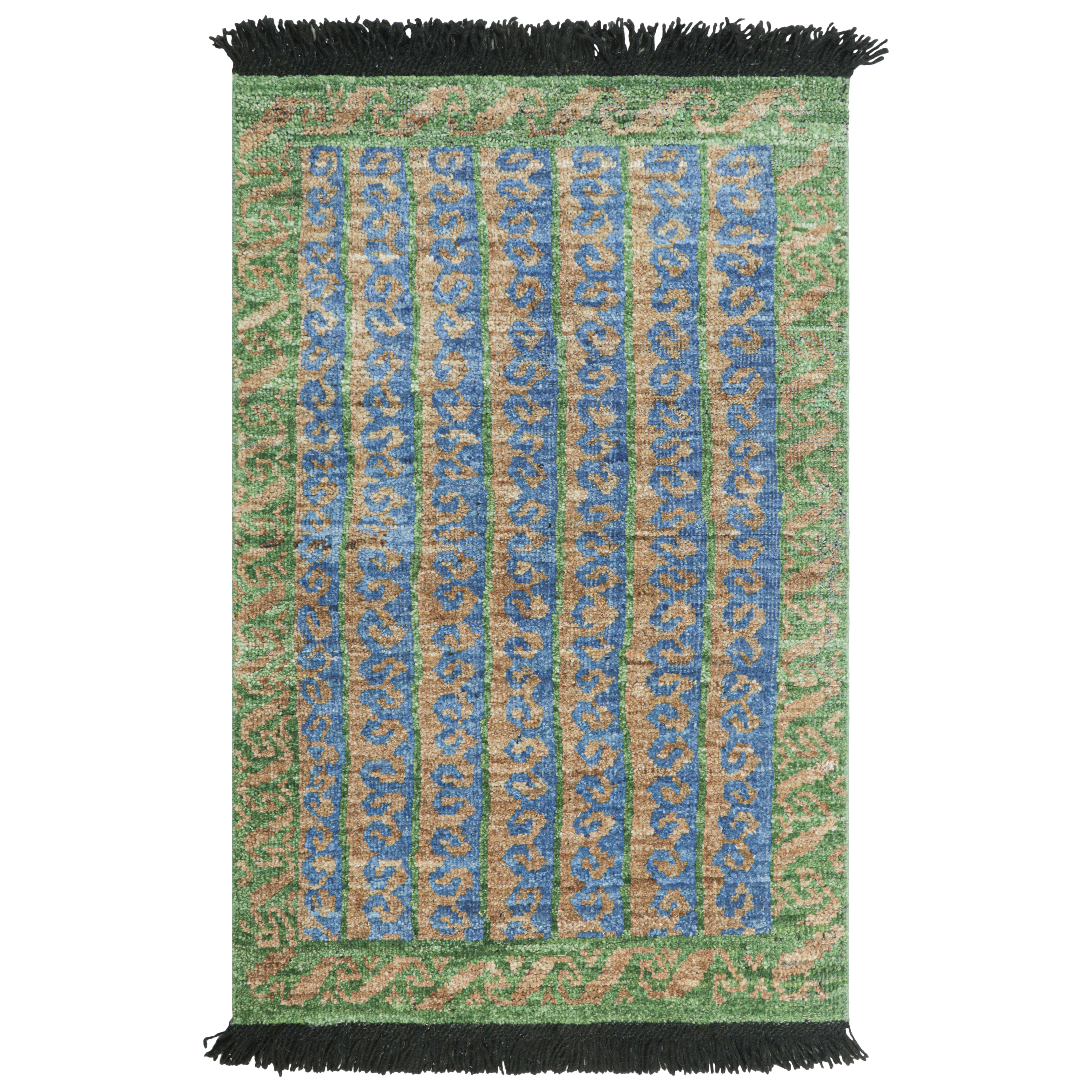 Alfombra tribal de Rug & Kilim con motivos geométricos en azul, verde y beige en venta