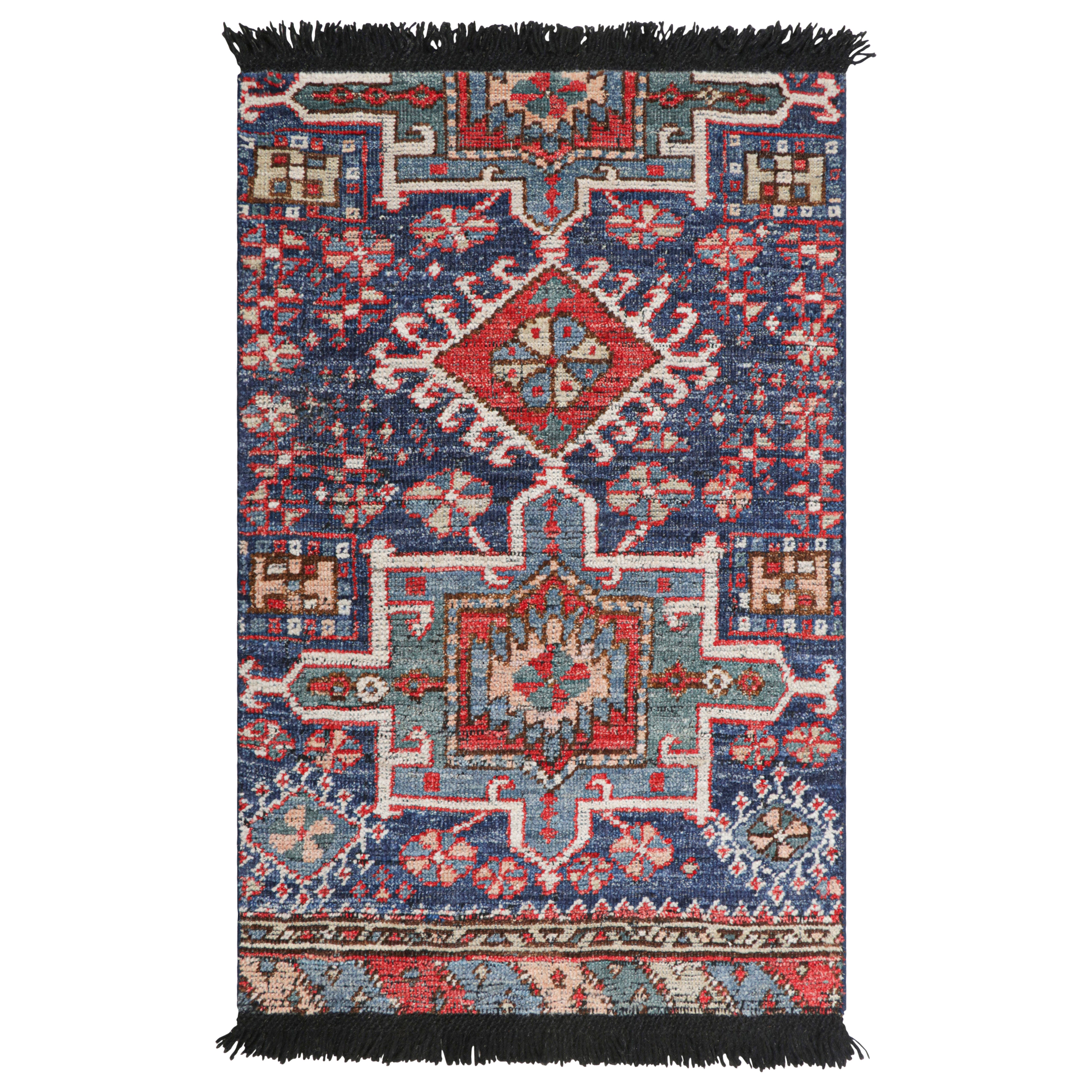 Alfombra tribal de Rug & Kilim en azul y rojo con motivos geométricos primitivistas