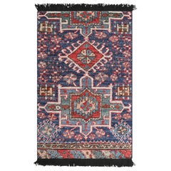 Alfombra tribal de Rug & Kilim en azul y rojo con motivos geométricos primitivistas