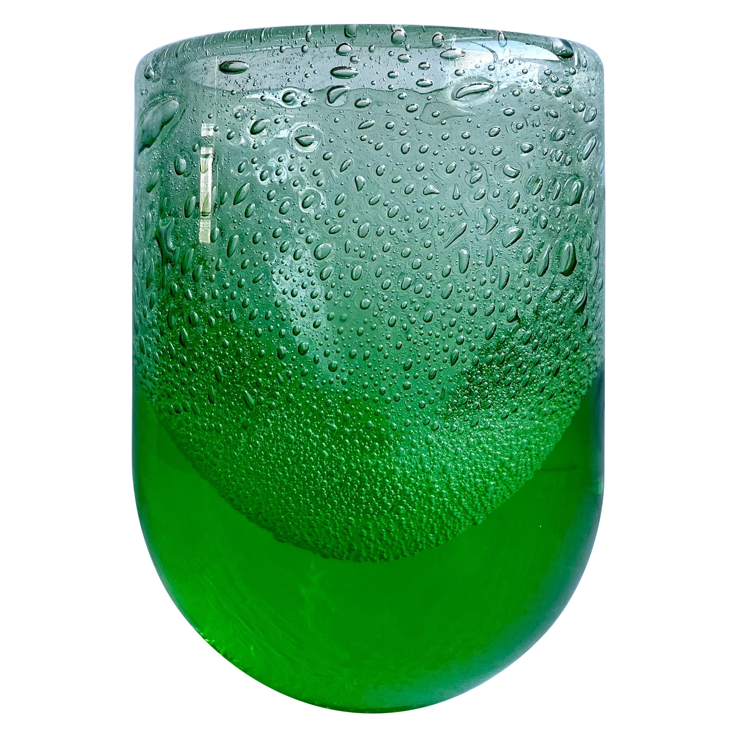 Vase en verre d'art vert avec des bulles, Scandinave, vers les années 1950