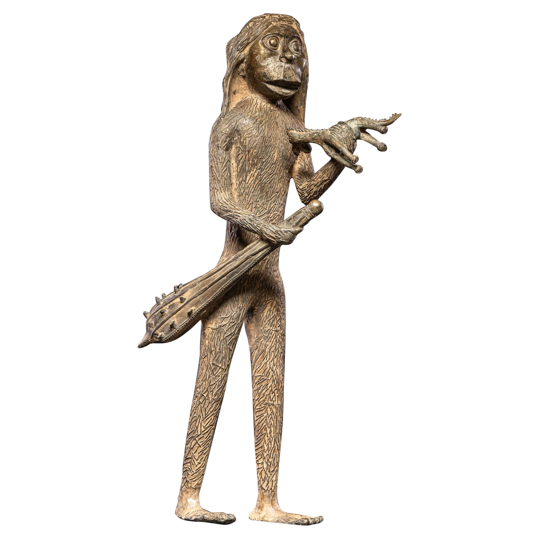 Sculpture en bronze très mystérieuse représentant un géant mythique, mi-homme, mi-singe. en vente