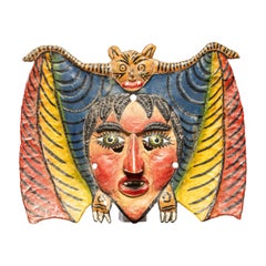 Colorida máscara mexicana de danza del murciélago, martillada en cobre,  Pueblo nahua, s. XIX-XX