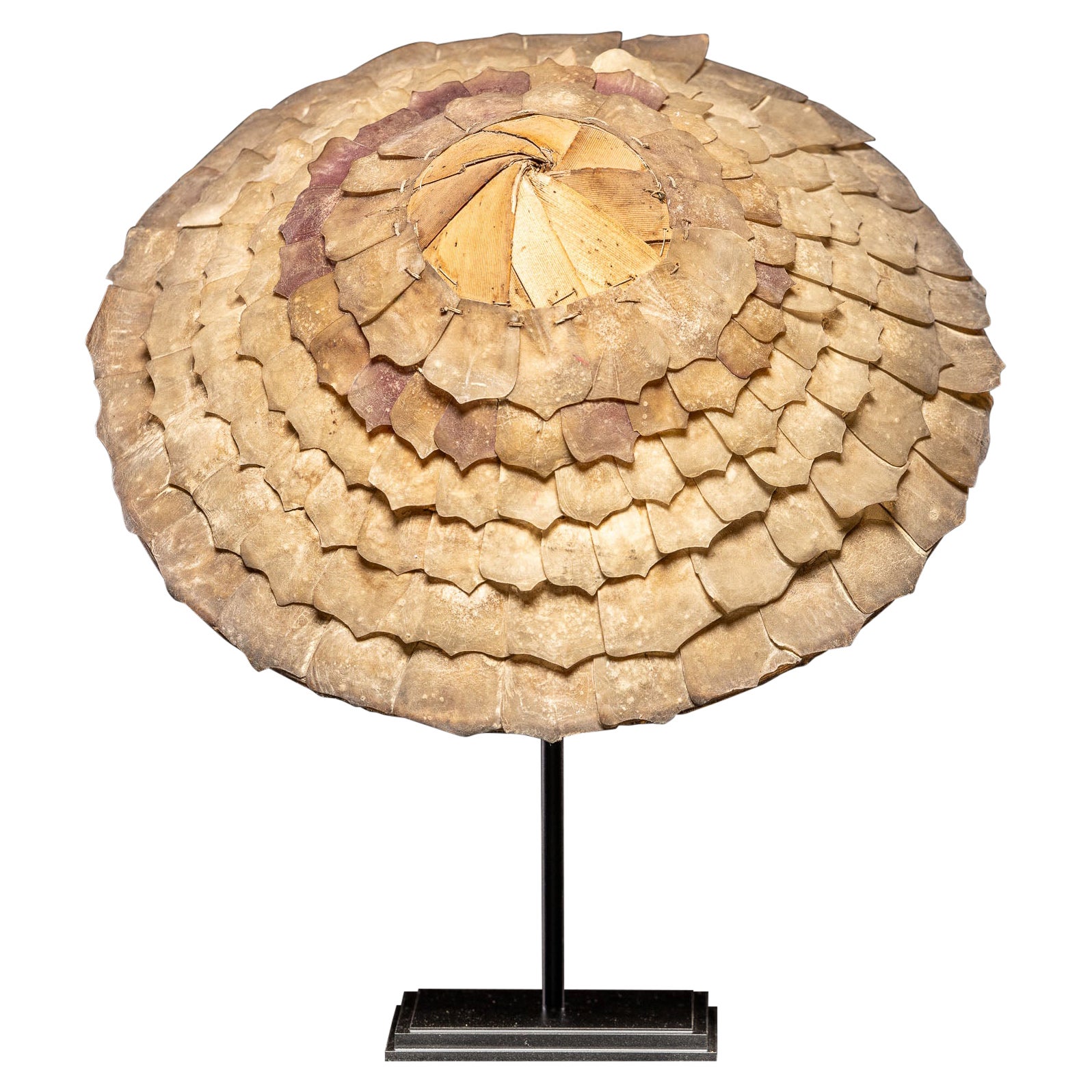Chapeau ethnographique en écailles de poisson fait à la main Moluque, Indonésie.