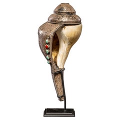 Trompeta tibetana de caracola de giro a la izquierda con adornos montados en plata.