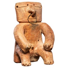Figura sedente de terracota con nariguera, cultura Quimbaya, s. XVII