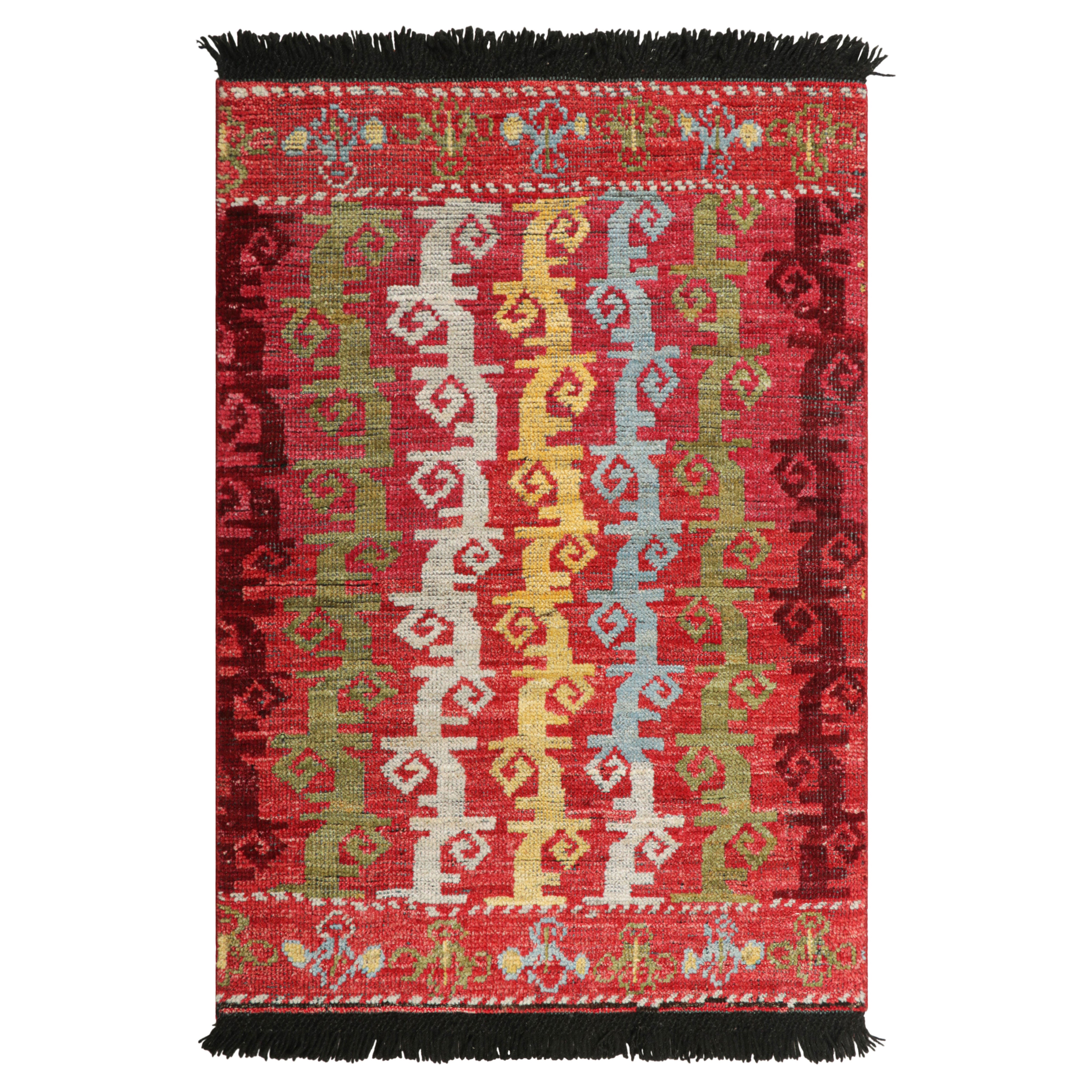 Alfombra tribal Rug & Kilim en rojo con motivos geométricos primitivistas