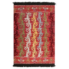 Tapis tribal rouge à motifs géométriques primitivistes de Rug & Kilim