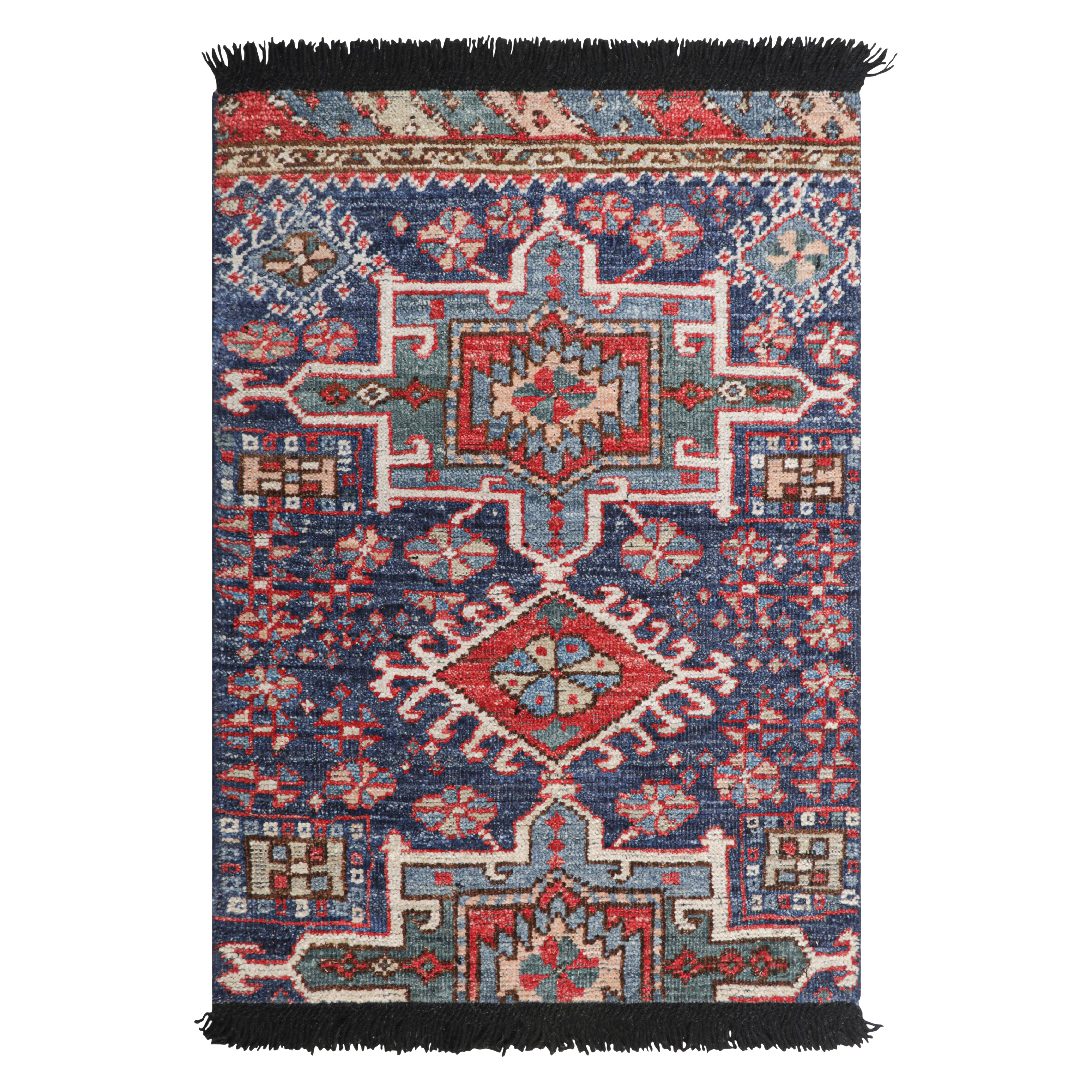 Alfombra tribal de Rug & Kilim en azul y rojo con motivos geométricos primitivistas