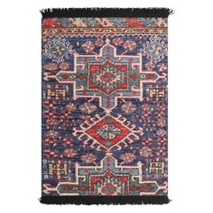 Alfombra tribal de Rug & Kilim en azul y rojo con motivos geométricos primitivistas