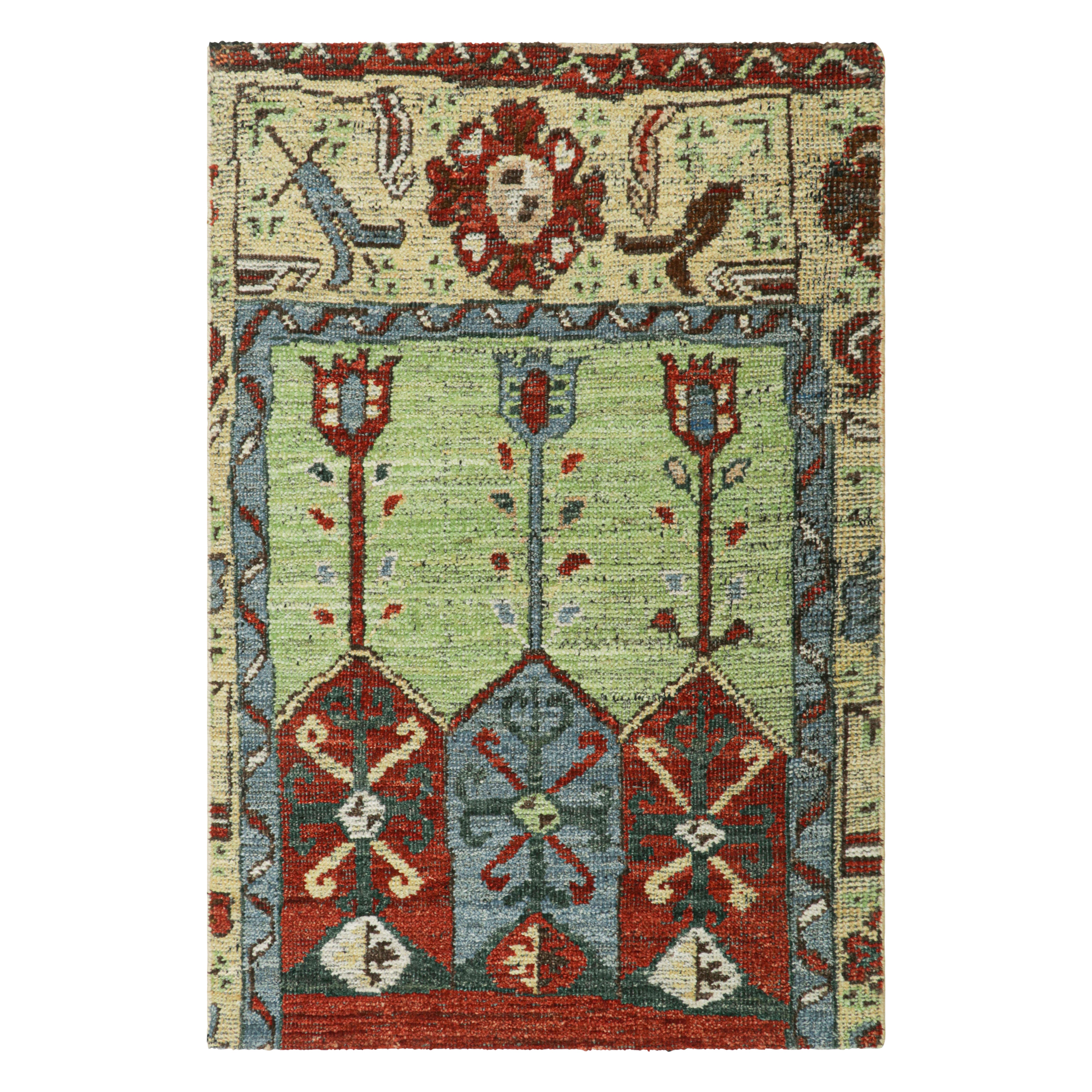 Alfombra tribal de Rug & Kilim con motivos geométricos primitivistas