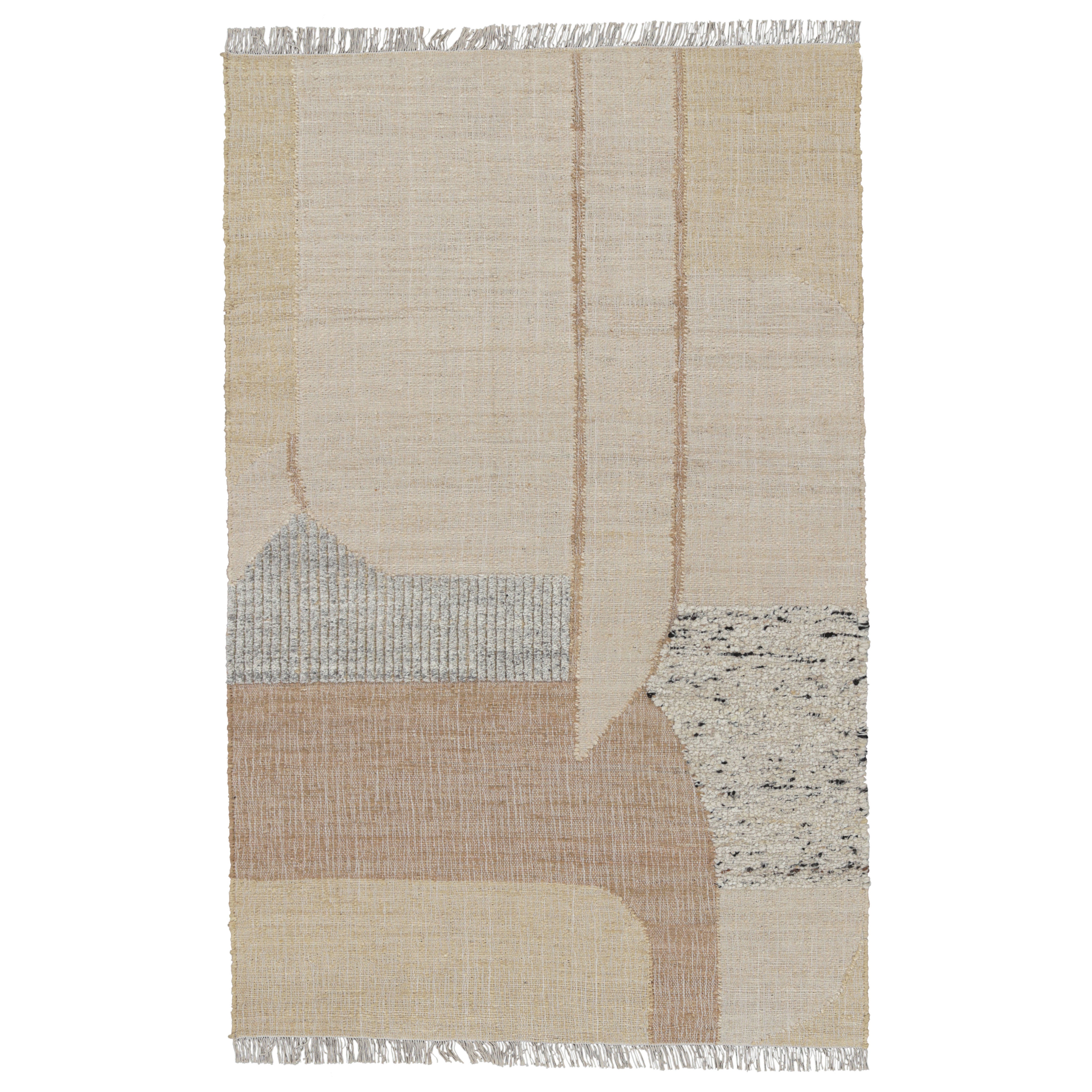 Tejido plano abstracto de Rug & Kilim con motivos geométricos en crema y beige