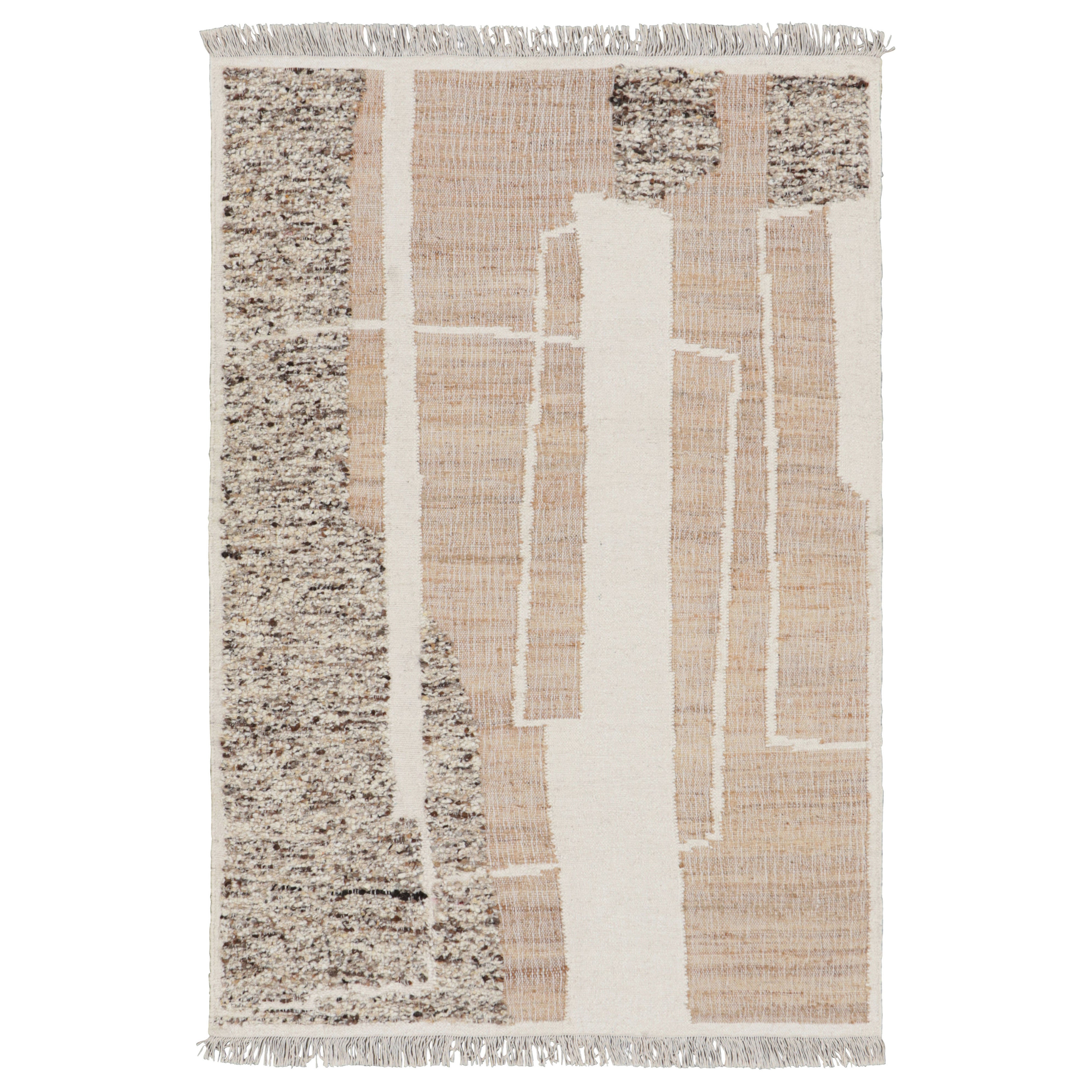 Tejido plano abstracto de Rug & Kilim con motivos geométricos en crema y beige
