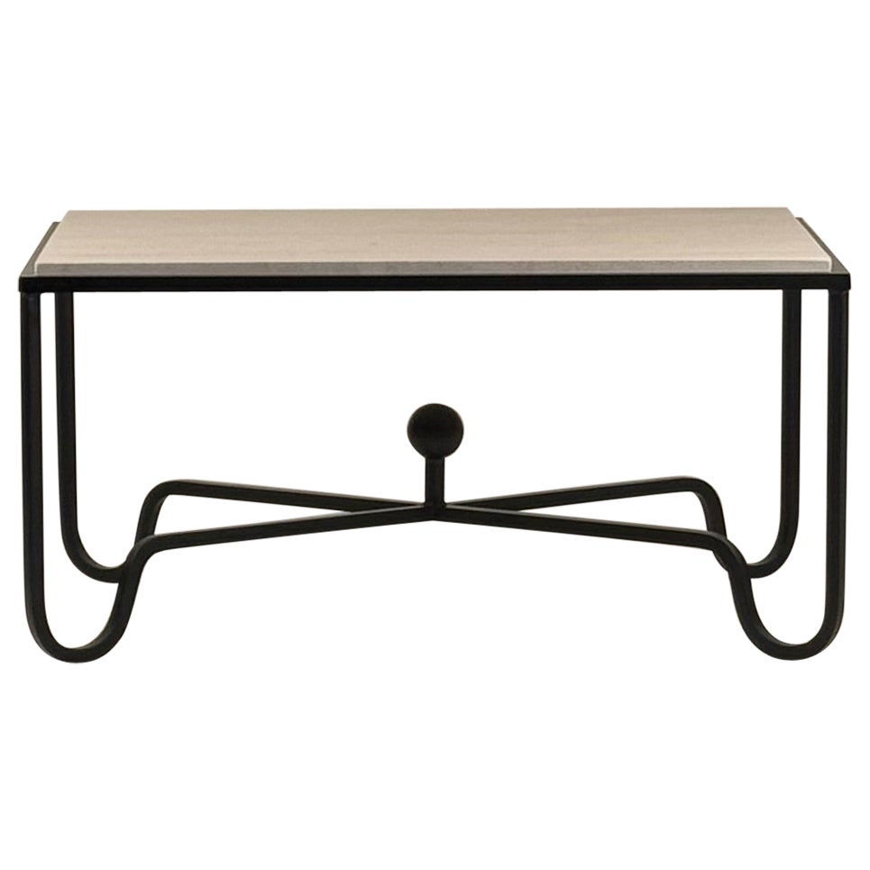 Table basse 'Entretoise' en pierre calcaire crème par Design Frères