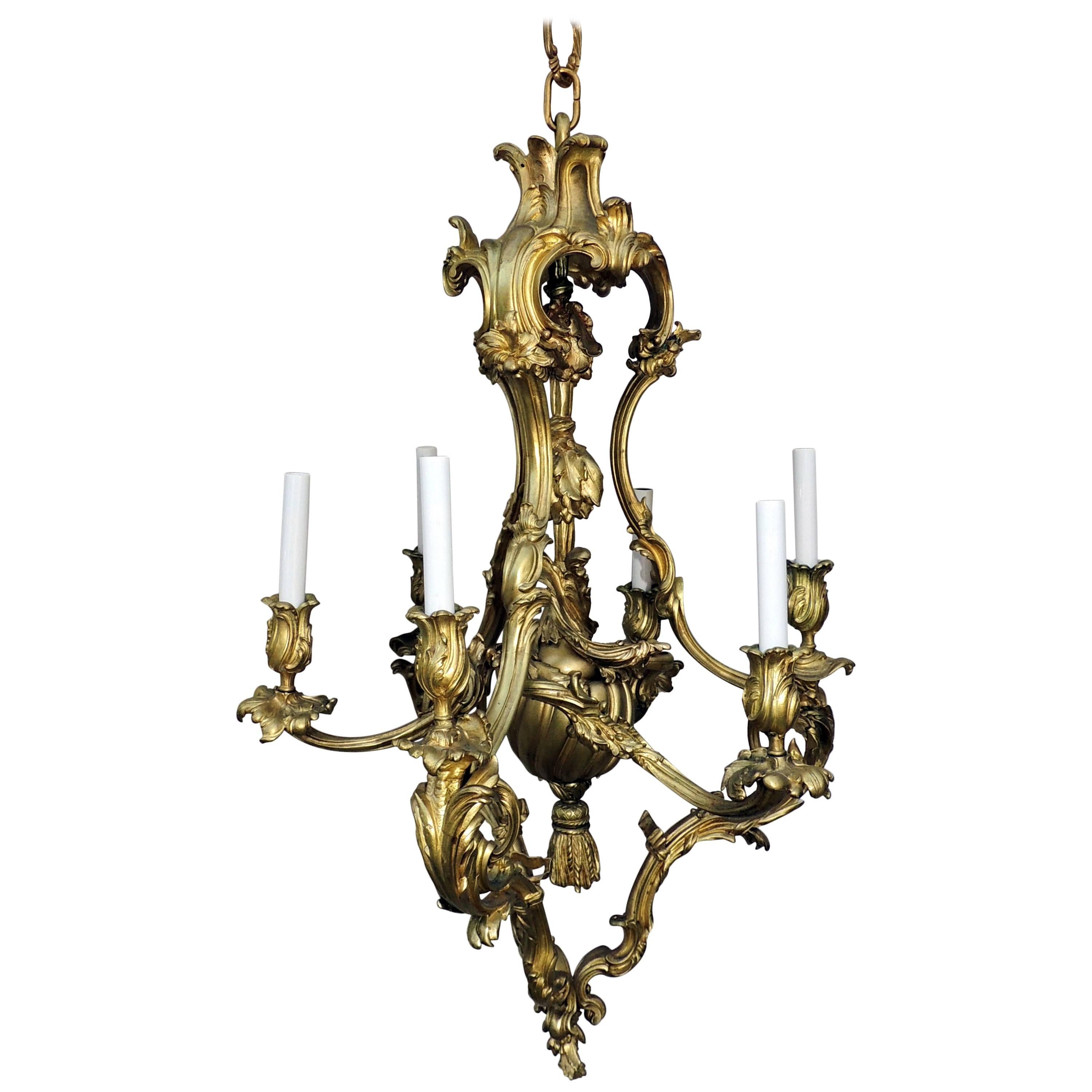 Magnifique lustre élégant à six lumières en bronze Dor rococo français avec pompons