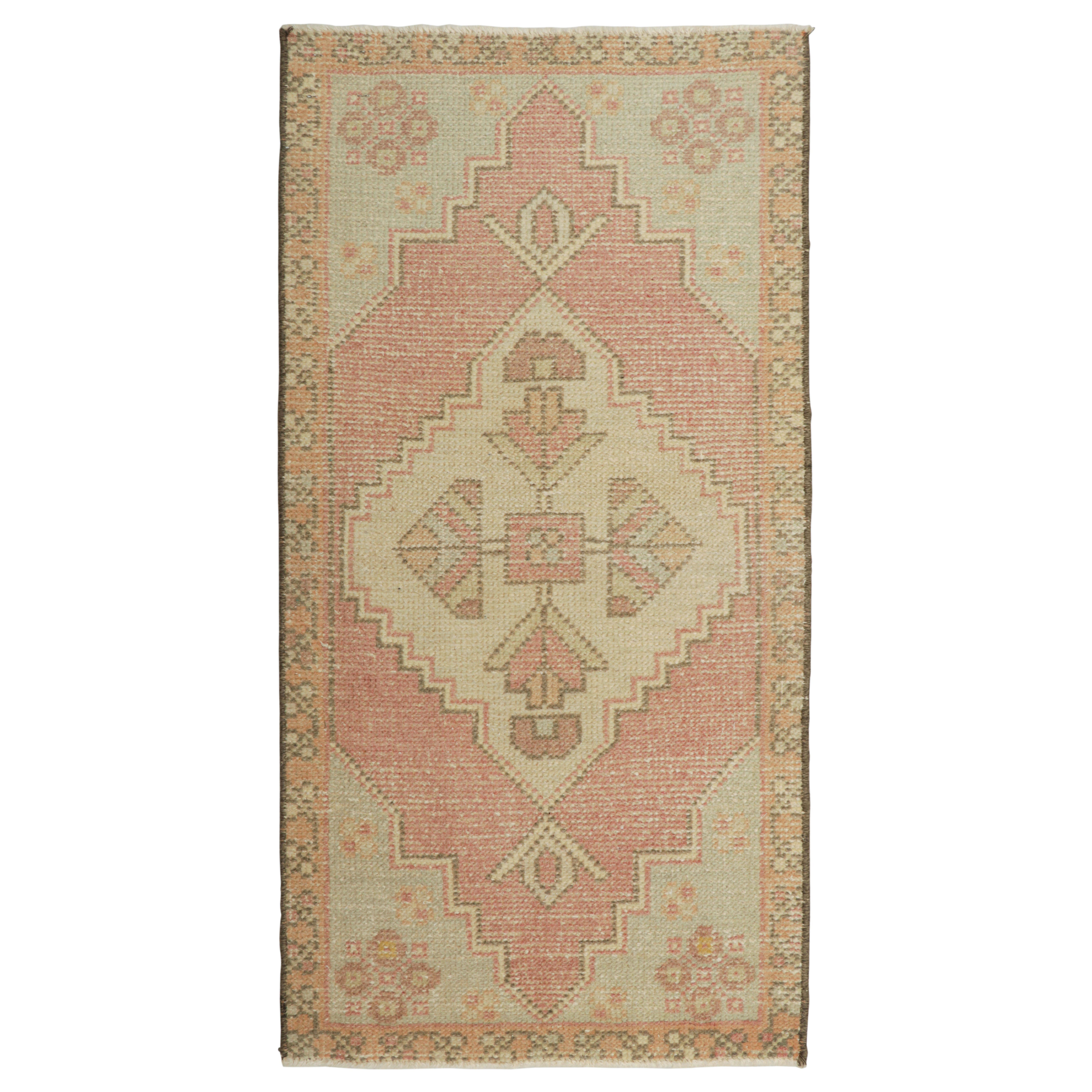 Alfombra Turca Vintage Rosa con Medallón Geométrico Policromático  Rug & Kilim