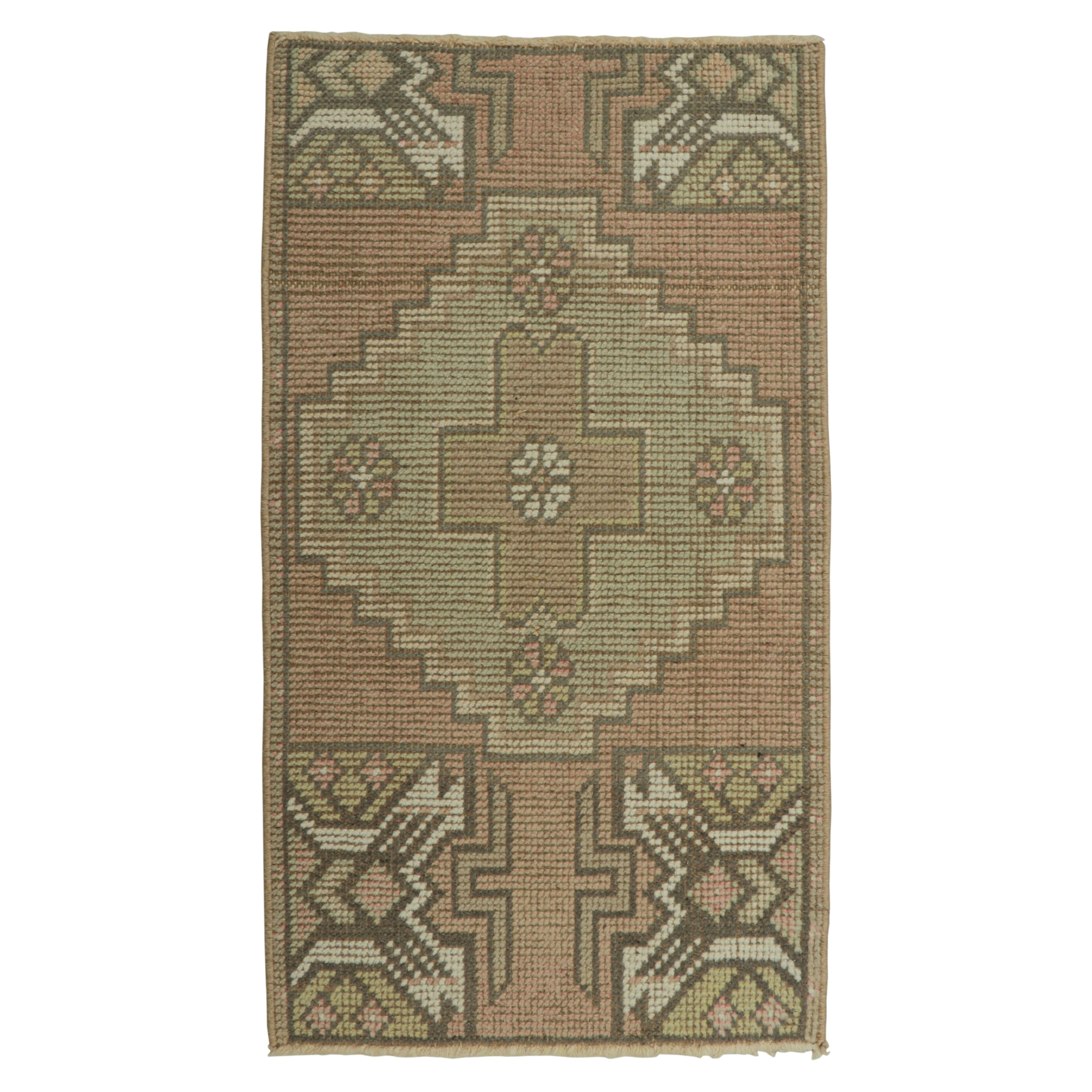 Alfombra turca vintage rosa con medallón geométrico azul y verde  Rug & Kilim