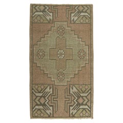 Alfombra turca vintage rosa con medallón geométrico azul y verde  Rug & Kilim