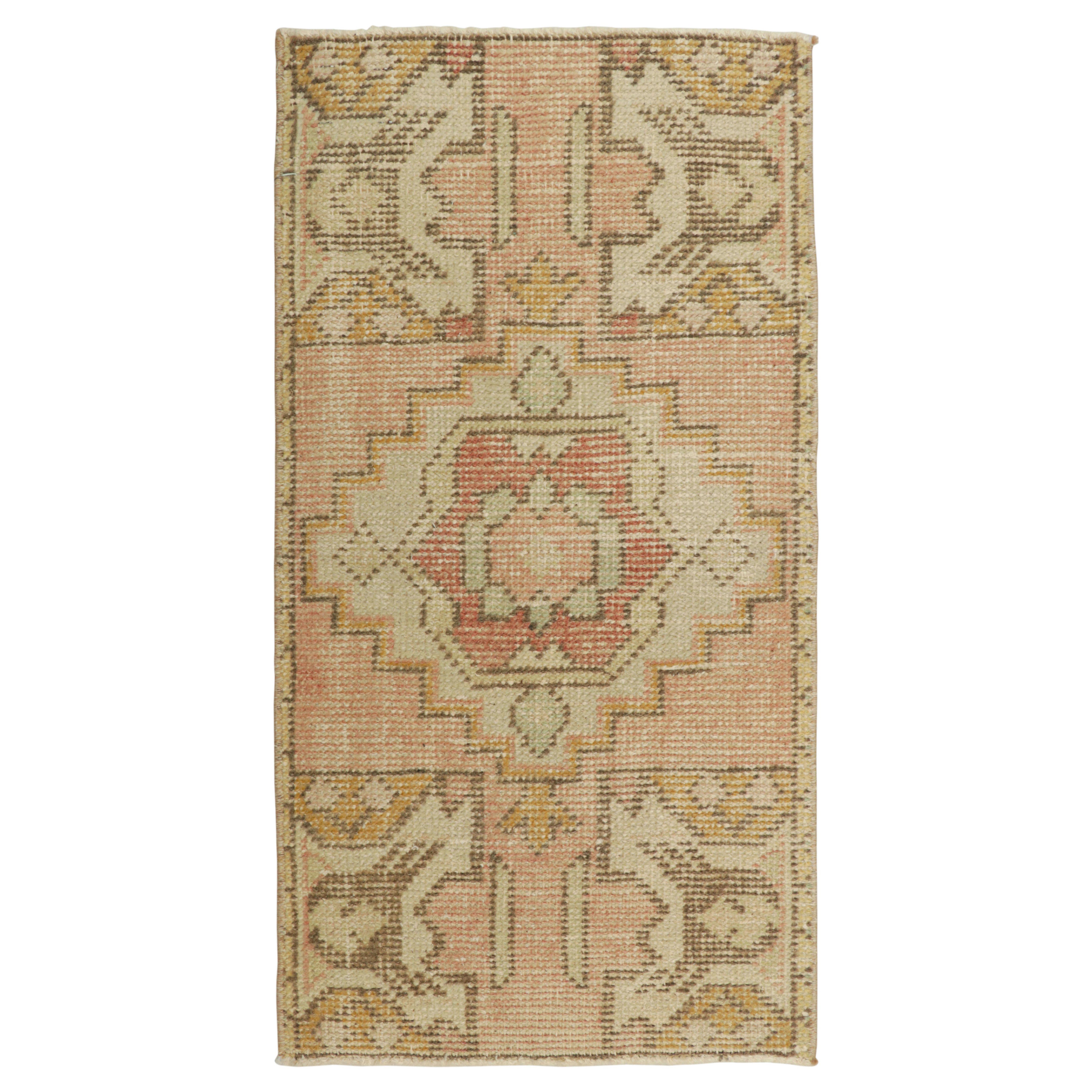 Alfombra turca vintage en rosa y crema con medallón geométrico  Rug & Kilim