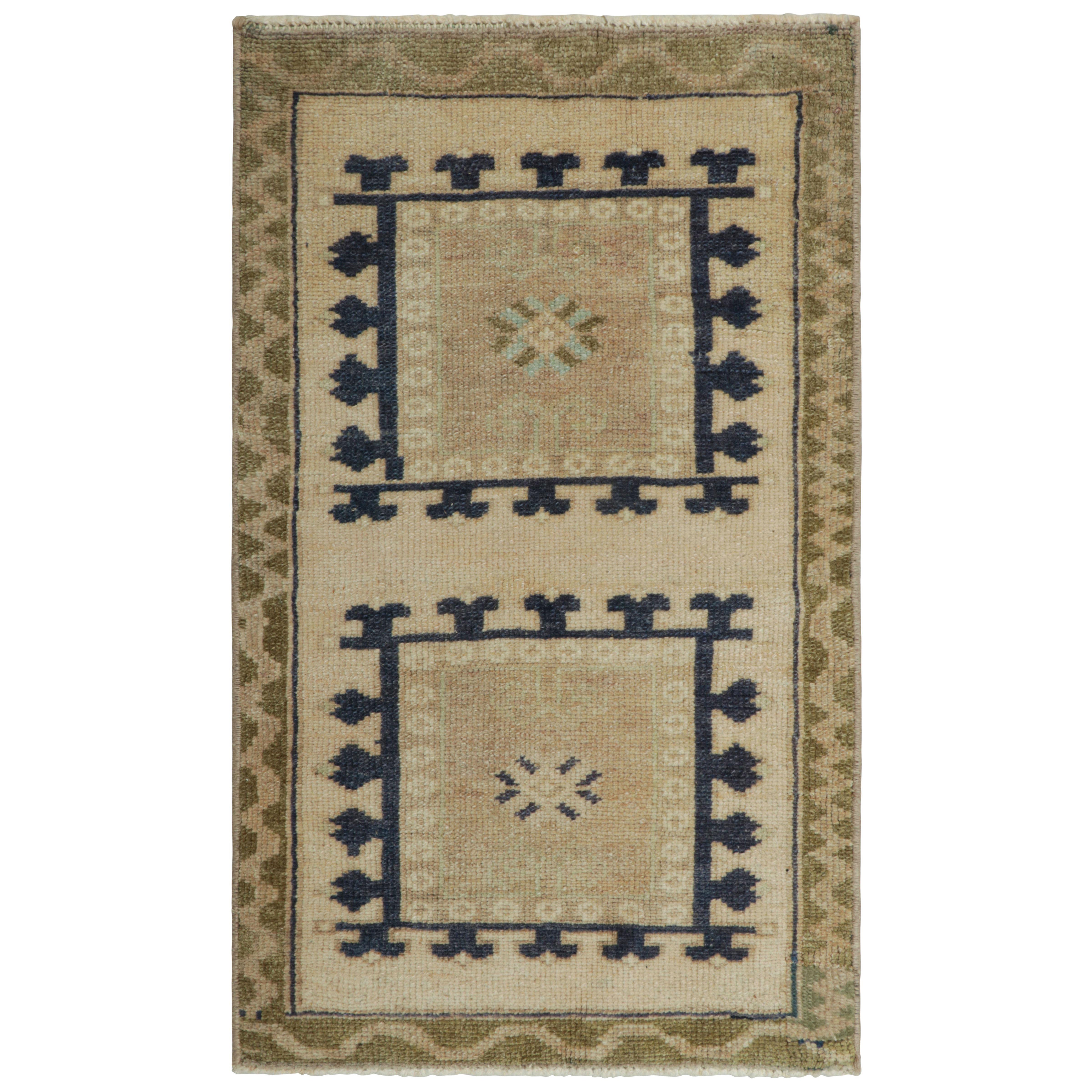 Alfombra turca vintage en beige y crema con medallones geométricos  Rug & Kilim
