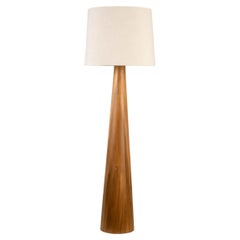 Lámpara de pie contemporánea de madera parota Malva con pantalla de lino by Isabel Moncada