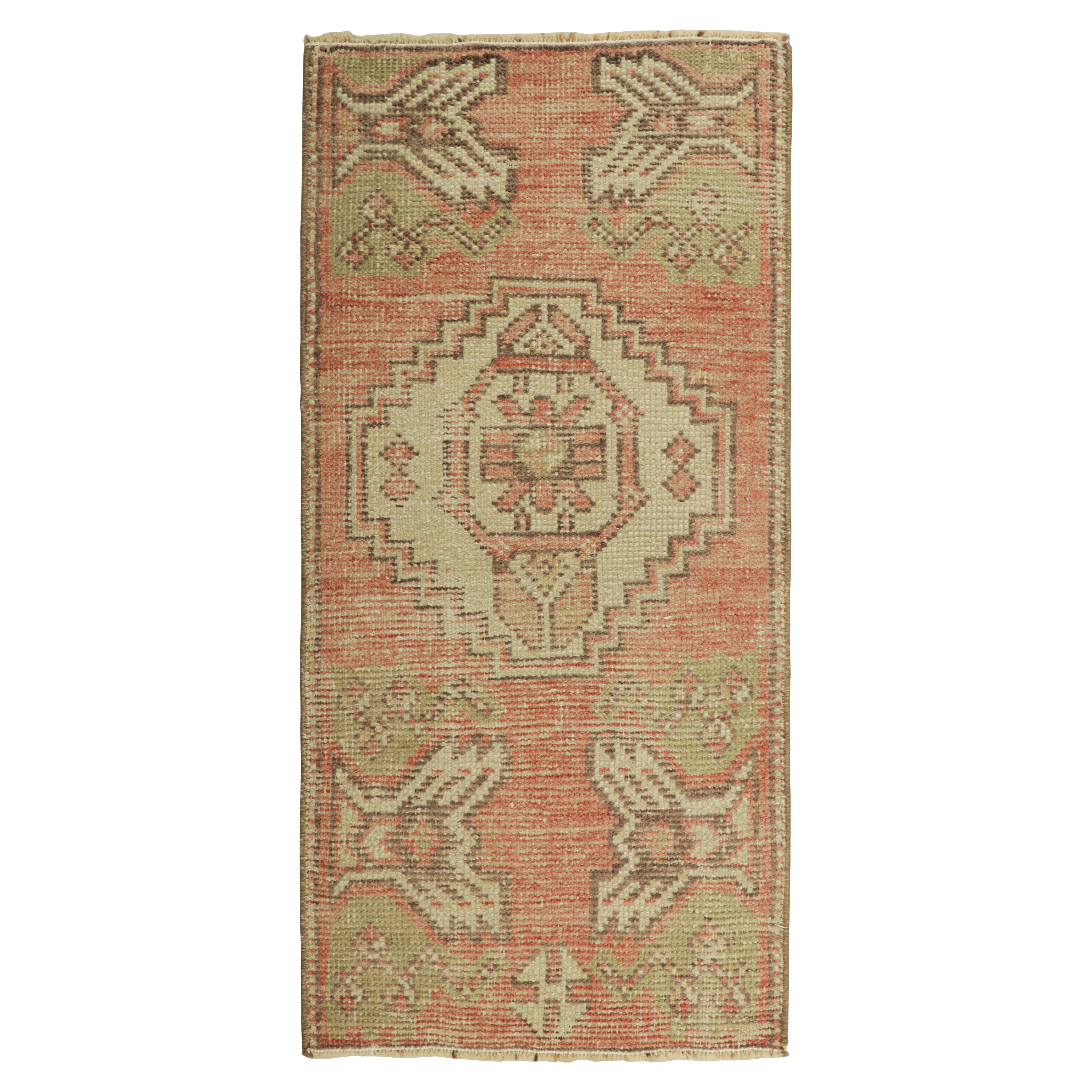 Alfombra turca vintage en rosa y crema con medallón geométrico  Rug & Kilim