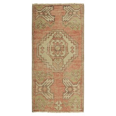 Türkischer Vintage-Teppich in Rosa und Creme mit geometrischem Medaillon  Rug & Kilim